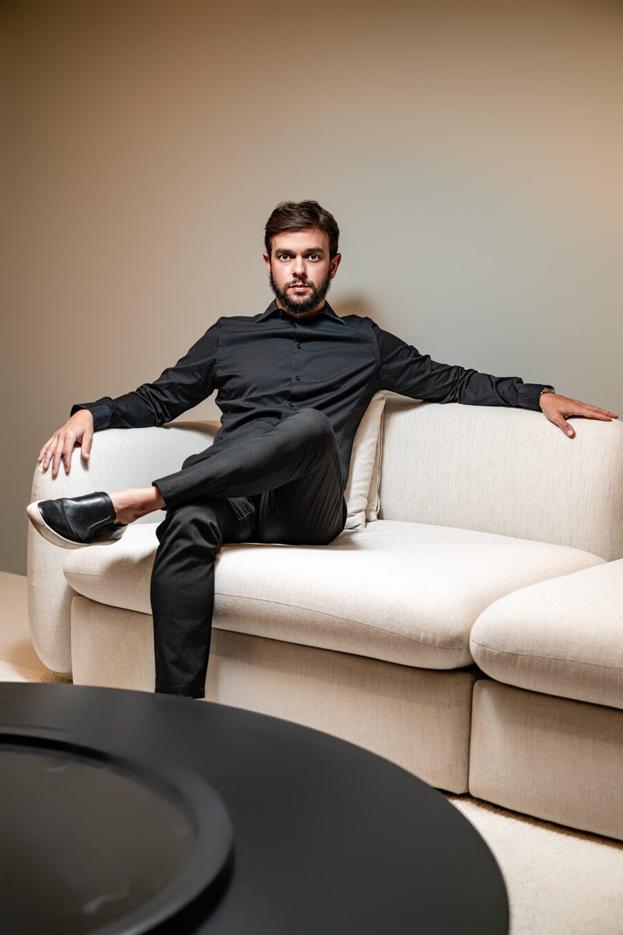 Carlos Diego sentado en el sofá